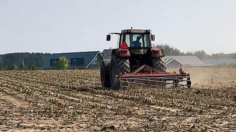 Maïsland wordt klaargemaakt voor het inzaaien van een groenbemester.