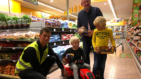 3-jarige Leen Kats op de Greydanustrekker met Jumbomedewerker (links), boer Jaap Wilman (achter) en broer (rechts).