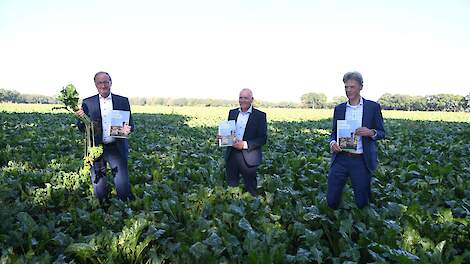 Operationeel directeur Bram Fetter van Cosun Beet Company (rechts) overhandigde de Suikeragenda aan gedeputeerden IJzebrand Rijzebol (Groningen) en Henk Brink (Drenthe).