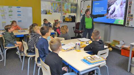 Carla Lemans geeft boerderijeducatie in de klas in plaats van in de stal.