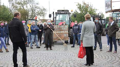 Boeren overhandigden wethouder een tas vol bezwaren.