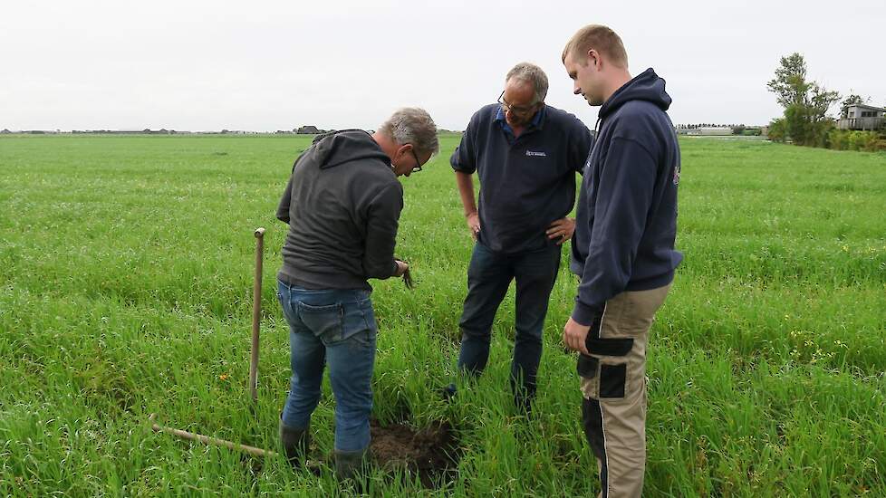 Archiefbeeld van bodemcoach John Huiberts op de akker bij duizendste deelnemer van het Landbouwportaal Noord-Holland, Bollenbedrijf Brouwer.