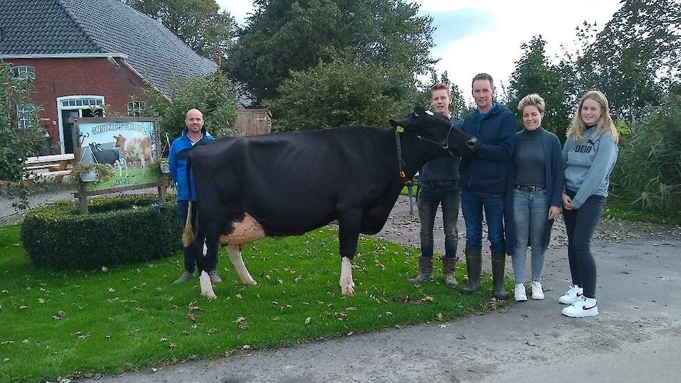 Op de foto de familie Vos met Malki dochter Glinzer Greetje 214. Beste dochter tijdens de NRM van 2019. Deze koe is vorige week ingeschreven met een exterieur van 90.