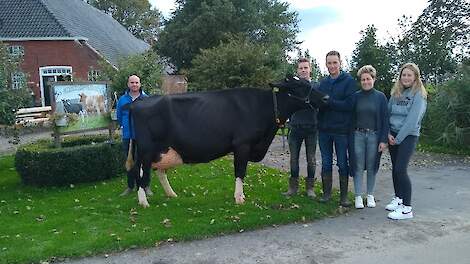 Op de foto de familie Vos met Malki dochter Glinzer Greetje 214. Beste dochter tijdens de NRM van 2019. Deze koe is vorige week ingeschreven met een exterieur van 90.