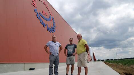 v.l.n.r. Marcel, Jan en Cor Kuijpers voor het vleeskuikenbedrijf in Grubbenvorst.