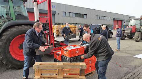 Leden van LTO-Salland brengen agrarische producten naar het regionale distributiecentrum van de Voedselbanken in Deventer.