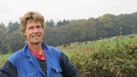 Ronald Diersen op een door struweel beschut 'afkalfhoekje' op zijn huiskavel.