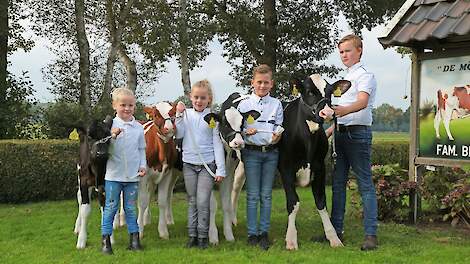 De kinderen van familie Blikman uit Ruurlo (GD) showen de kalveren.