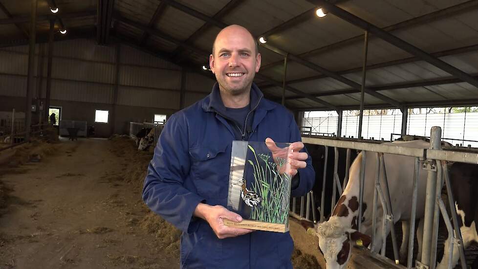 Melkveehouder Dennis Smit uit Ursem (NH) neemt de Gouden Grutto Pul trofee van 2020 in ontvangst.