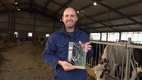 Melkveehouder Dennis Smit uit Ursem (NH) neemt de Gouden Grutto Pul trofee van 2020 in ontvangst.