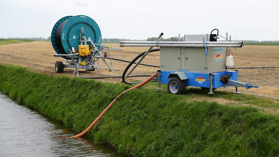 Afbeelding van beregenen met oppervlakte water ter illustratie.