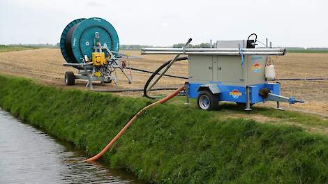 Afbeelding van beregenen met oppervlakte water ter illustratie.