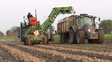 Uien laden /// Valtra /// New Holland /// Joskin /// V.O.F. H&C Bos ///