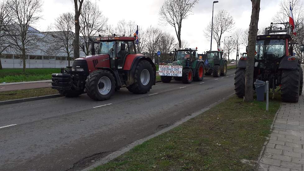 De boeren keren huiswaarts na een lange demonstratiedag.