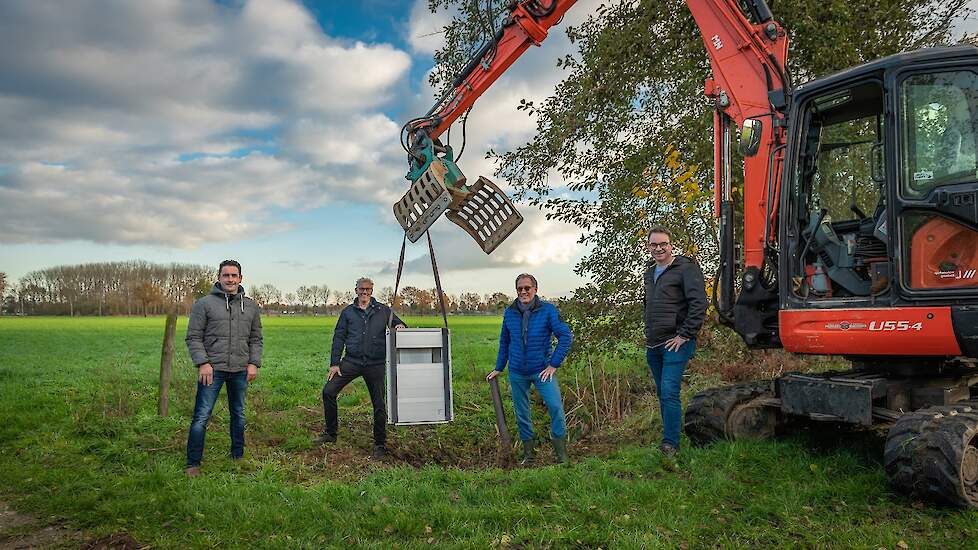 Onder het toeziend oog van (vlnr) Erwin Kurstjens, Har Frenken, Henk Hermans en Peter van Dijck (beiden namens de LLTB) werd in een sloot bij een weiland van melkveehouder Edwin Kurstjens uit Montfort een van de eerste stuwen in het kader van deze actie g