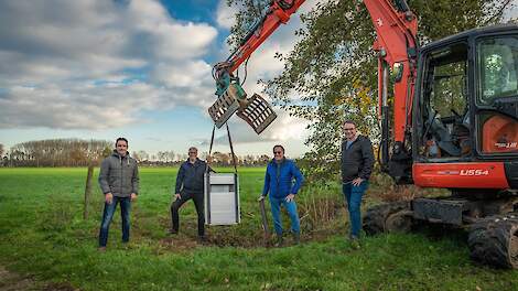 Onder het toeziend oog van (vlnr) Erwin Kurstjens, Har Frenken, Henk Hermans en Peter van Dijck (beiden namens de LLTB) werd in een sloot bij een weiland van melkveehouder Edwin Kurstjens uit Montfort een van de eerste stuwen in het kader van deze actie g