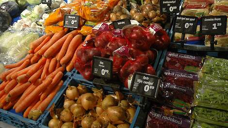 uien en peen in de schappen van de supermarkt