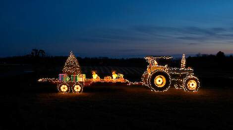 Afbeelding van verlichte tractor ter illustratie.