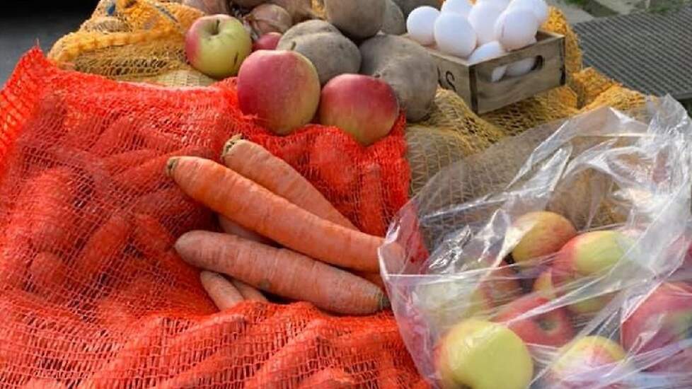 Het corona-pakket van Hut: 20 Kilo aardappelen (Agria), 10 kilo gele uien, 5 kilo winterpeen, 5 kilo bietjes, 20 verse eieren en 5 kilo appels (Elstar).