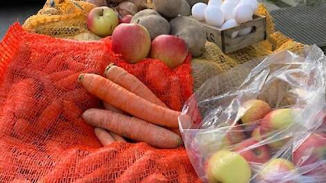 Het corona-pakket van Hut: 20 Kilo aardappelen (Agria), 10 kilo gele uien, 5 kilo winterpeen, 5 kilo bietjes, 20 verse eieren en 5 kilo appels (Elstar).