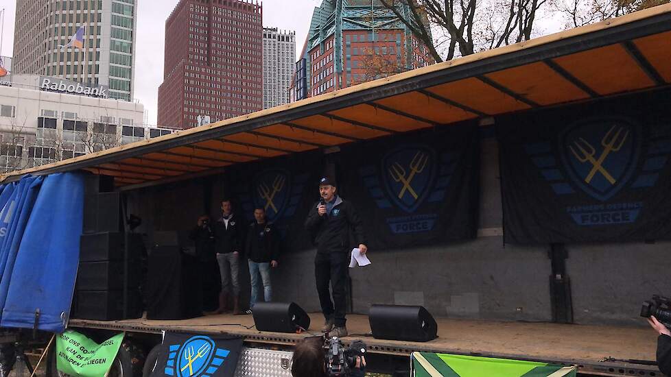 Kees Hanse op het podium tijdens een FDF-demonstratie in Den Haag.