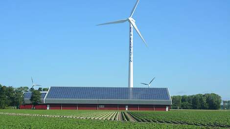 Akkerbouwbedrijf met zonnepanelen en windmolen