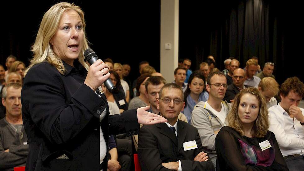Hennie de Haan (hier op de foto tijdens het Pluimvee Symposium) stopt uiterlijk op 1 juli volgend jaar als voorzitter van de Nederlandse Vakbond Pluimveehouders (NVP).