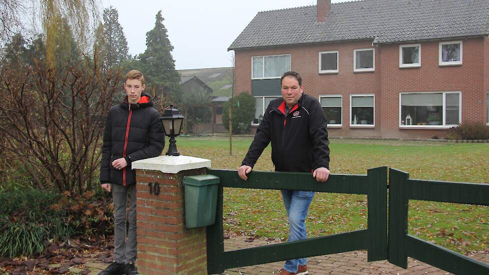 Links zoon Roel en rechts Robert Klein Obbink, voor hun woning. Erachter de melkveestal.