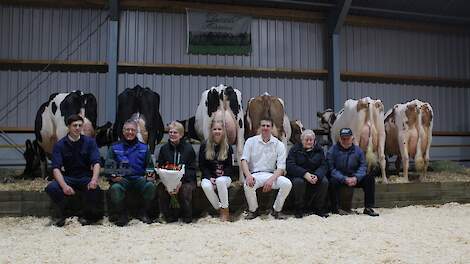 Tijdens de video-opnames voor de Holland Herd cHampionship is de prijs overhandigd aan de familie.