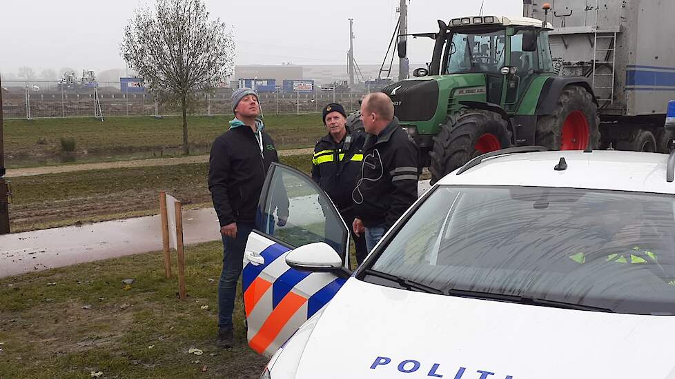 Thijs Wieggers en Rutger van Lier worden door de politie naar Zwolle (OV) gereden voor onderhandelingen met de supermarkten.
