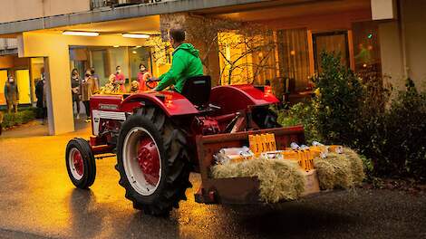 FrieslandCampina-melkveehouder Niels Wassenaar deelt Chocomel uit in een verzorgingshuis in Amersfoort.