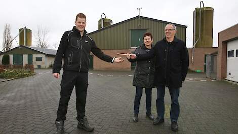 Opvolger Erik Jochems neemt het stokje over van zijn ouders Johan en Marij. Op de achtergrond is hun scharrelhennenbedrijf in Rijsbergen te zien.