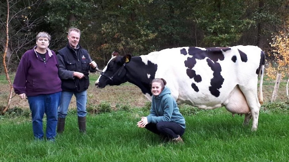 Trudy Versloot, Douwe Platje en de onlangs tot de maatschap toegetreden Carlijn Schild met Geeske 47.