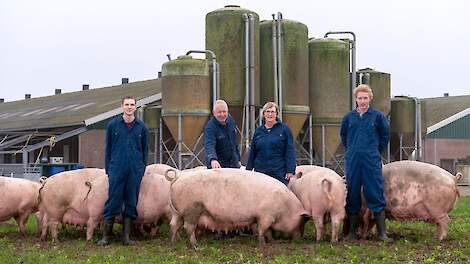 V.l.n.r.: Jochem (24), Andries (63), Janny (64) en Adriaan (31) van den Bogert uit Hedel (GD) zitten sinds 2018 samen in een maatschap. De familie houdt een biologisch bedrijf met 135 zeugen, 700 vleesvarkens en 450 biggen. Naast de varkens hebben ze 5,8