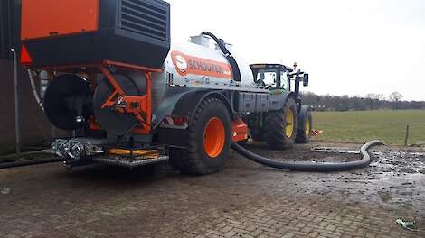 De nieuwste ontwikkelingen voor het aanvoeren van mest tijdens het sleepslangen. De tank van de pompwagen bestaat uit twee delen voor het apart bufferen van mest (2 kubieke meter) en water (10 kubieke meter).