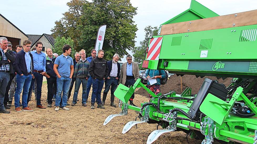 De aanleg van drempeltjes tussen de aardappelruggen is voor Zuid-Limburgse akkerbouwers al min of standaard.