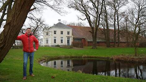 Boelo ten Have voor zijn monumentale boerderij