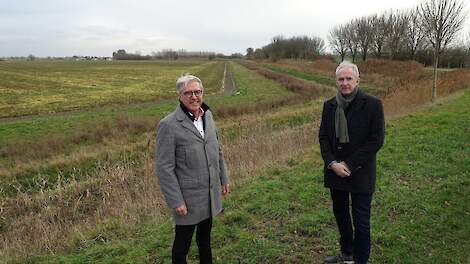 Pieter Brooijmans (links) van Cosun Beet Company en Willy Knop, wethouder gemeente Steenbergen, op de pilotlocatie van het Groene Cirkels initiatief ‘Landbouw en openbaar groen’.