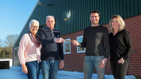 Jan Beelen, hier naast zijn vrouw Kristel, nam 1 januari dit jaar het stokje over van zijn ouders Gerrit en Els. Op de achtergrond hun vleeskuikenbedrijf in Mill.