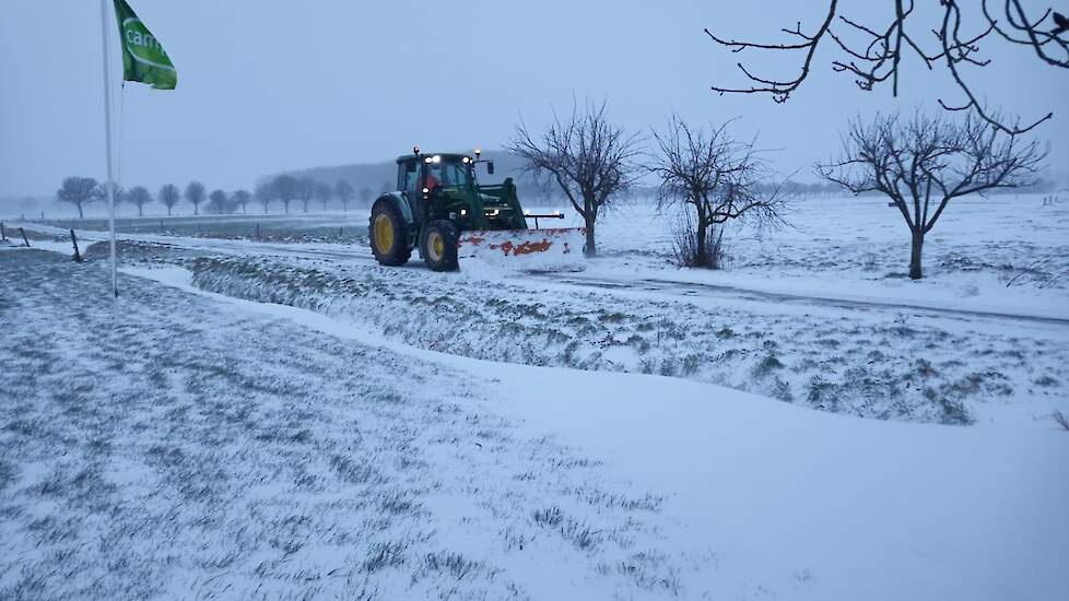 De trekker met sneeuwschuif van Arno Roelofs staat al klaar.