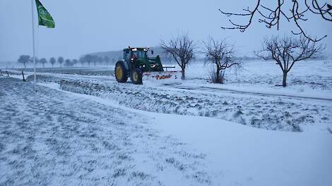 De trekker met sneeuwschuif van Arno Roelofs staat al klaar.