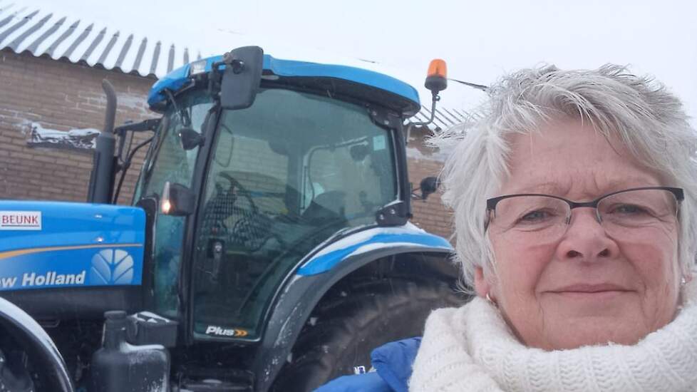 Hevige sneeuwval maakte dat Buurtzorg-medewerker Marion Beunk zondag met de trekker langs haar cliënten ging.