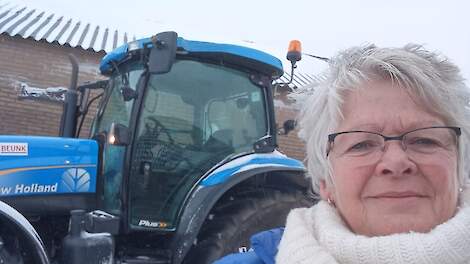 Hevige sneeuwval maakte dat Buurtzorg-medewerker Marion Beunk zondag met de trekker langs haar cliënten ging.