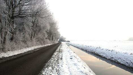 Afbeelding van een sneeuwvrije weg ter illustratie.