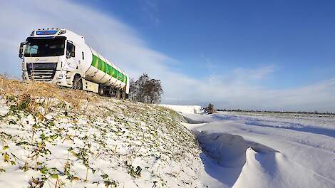 Grote problemen heeft Durk Kuipers van melktransporteur De Takomst deze winterse dagen nog niet gehad. Wel heeft hij een 'concullega' geholpen, die op de smalle weg naar de melkveehouderij van maatschap Palma in Tzum in de berm was gegleden.