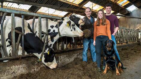 Nico Dijkshoorn met zoon Rick en dochter Susan zoeken ook binnen het project 'Wijzer op Veen' naar de ideale kuil. Lees meer over de familie Dijkshoorn in de aankomende editie van Agraaf.