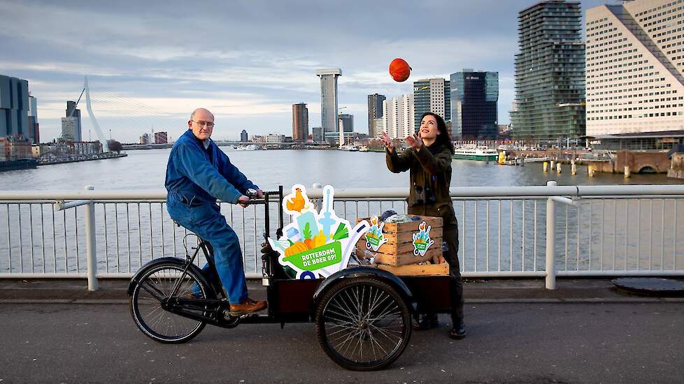 Melkveehouder Arie van den Berg uit Midden-Delfland en boswachter Natascha Hokke van Natuurmonumenten brengen duurzaam en regionaal geproduceerd voedsel naar de stad als startschot van Rotterdam de boer op!