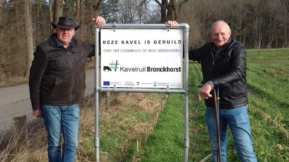 Plaatsing projectbord in een ruilperceel aan de Almenseweg in Vorden (GD) met rechts van het bord kavelruilcoördinator Jan Tuitert en links kavelruilcoördinator Bennie Mentink.