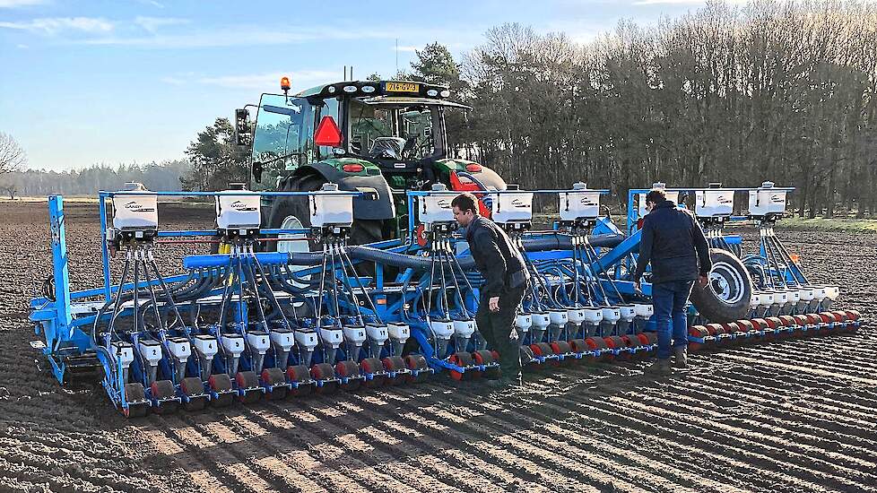 Loonbedrijf Van Raak uit Hooge Mierde zaaide donderdag 25 februari ruim 6 hectare uien van het ras Hybound voor teler Timmermans uit Oostelbeers.