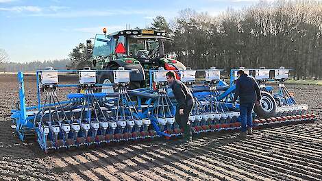 Loonbedrijf Van Raak uit Hooge Mierde zaaide donderdag 25 februari ruim 6 hectare uien van het ras Hybound voor teler Timmermans uit Oostelbeers.